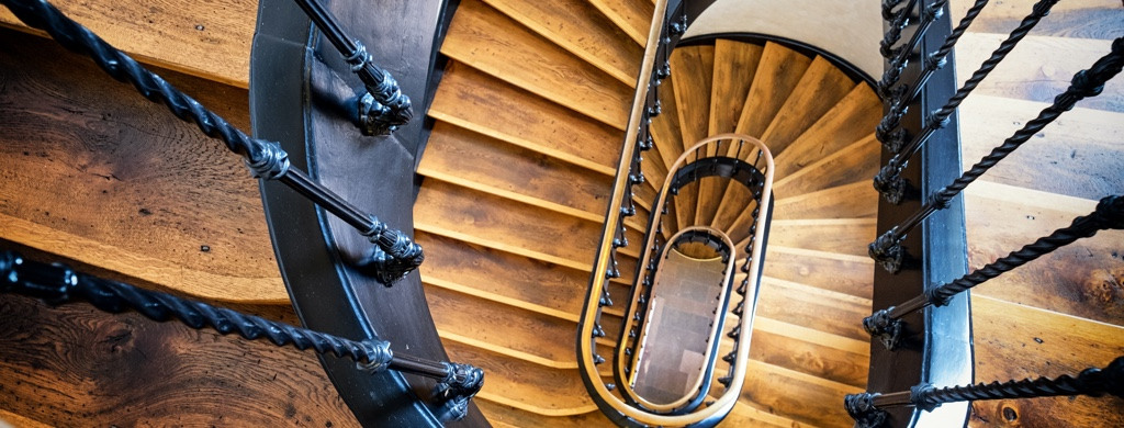 Eine Wendeltreppe aus der Vogelperspektive
