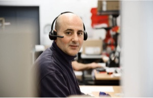 Das Serviceversprechen von Der Treppenlift: 365 Tage im Jahr für Sie da Der Treppenlift-Servicemitarbeiter am Telefon