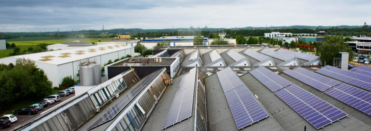 Nachhaltigkeit ist ein wichtiger Bestandteil der Unternehmensphilosophie von Der Treppenlift Solarzellen auf dem Dach der Wiederaufbereitungsanlage von Der Treppenlift